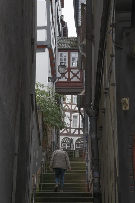 Framed Print : Schmale Gasse mit half-timbered house