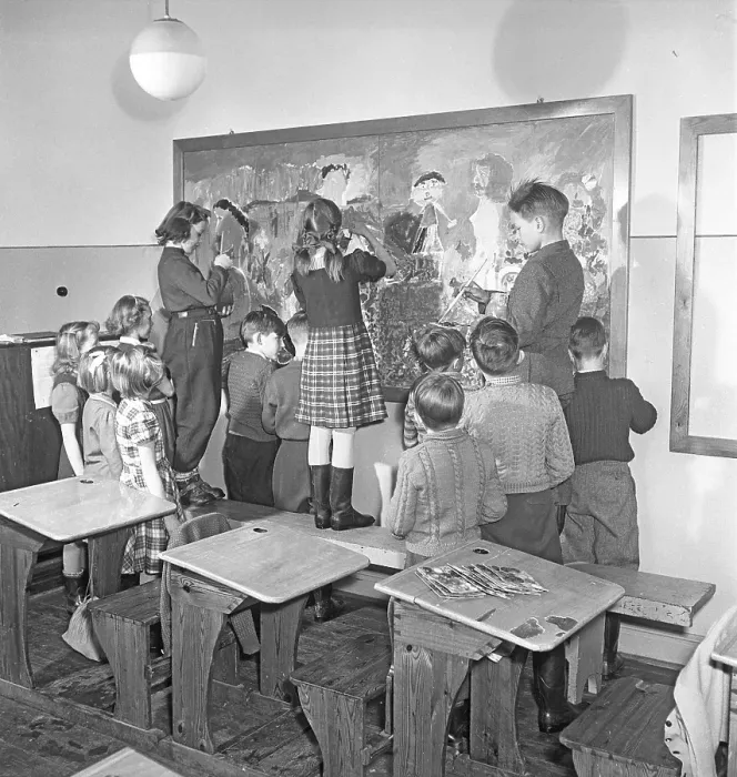 Framed Print : School in the 1950s. Interior of a classroom and young students who are painting a picture within a frame on the wall. Sweden 1950 Kristoffersson ref BB52-2