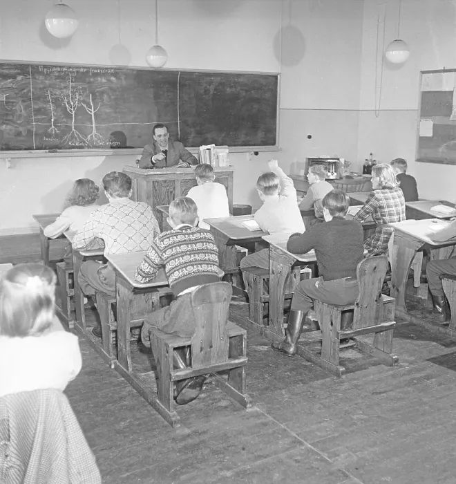 Framed Print : School in the 1950s. The male schoolteacher in the classroom with his students, learning them about growing fruit trees. The teacher has drawn a tree on the blackboard. Sweden 1950 Kristoffersson ref BB51-1