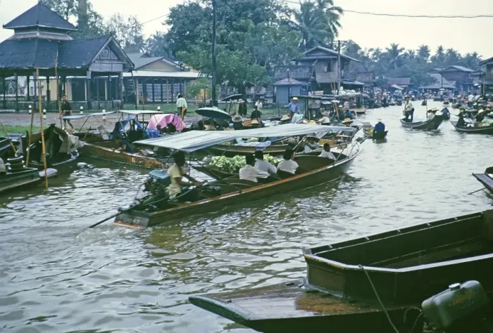 Framed Print : Schwimmende Marktboote und Verkaeufer auf den Wasserstrassen in der Naehe von Bangkok, Thailand, Asien, 1964, Asia