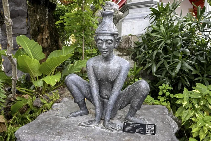 Framed Print : Sculpture in the garden of Wat Pho Framed Print : Sculpture in the garden of Wat Pho