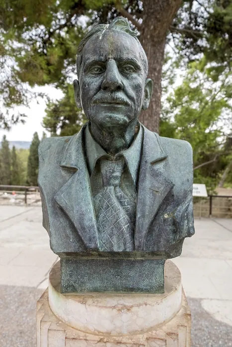 Framed Print : Sculpture by Sir Arthur Evans in front of the Palace of Knossos