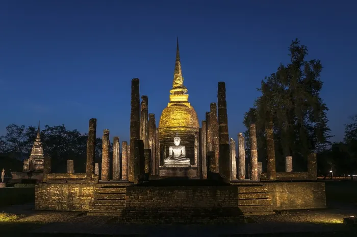 Framed Print : Seated Buddha statue in Wat Sa Si or Sra Sri temple