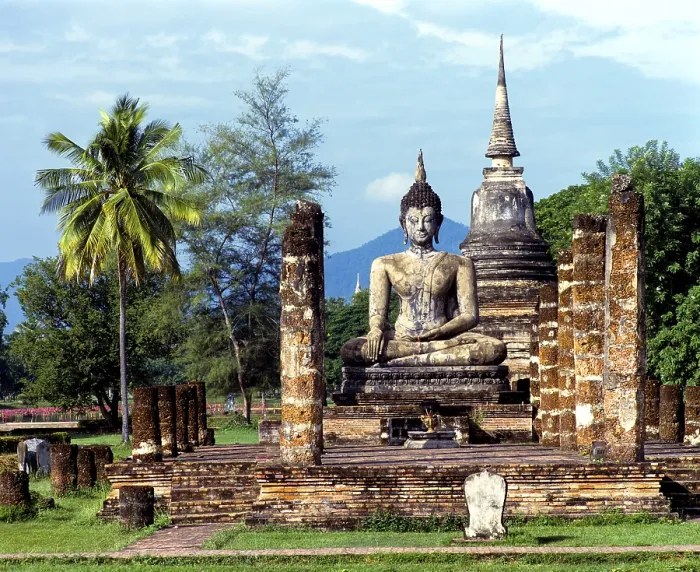 Framed Print : Seated Buddha at Wat Mahathat, temple ruins