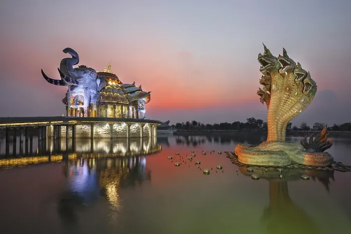 Framed Print : Seven-headed Naga serpent in front of the Elephant Temple Thep Wittayakhom Vihara