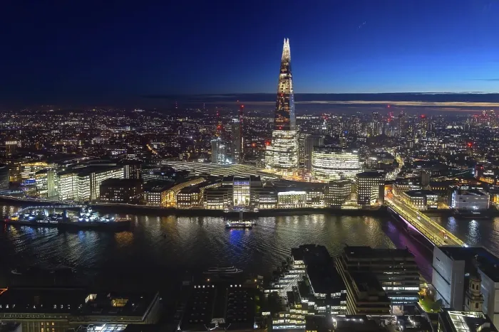 Framed Print : The Shard, pyramid-shaped skyscraper Framed Print : The Shard, pyramid-shaped skyscraper