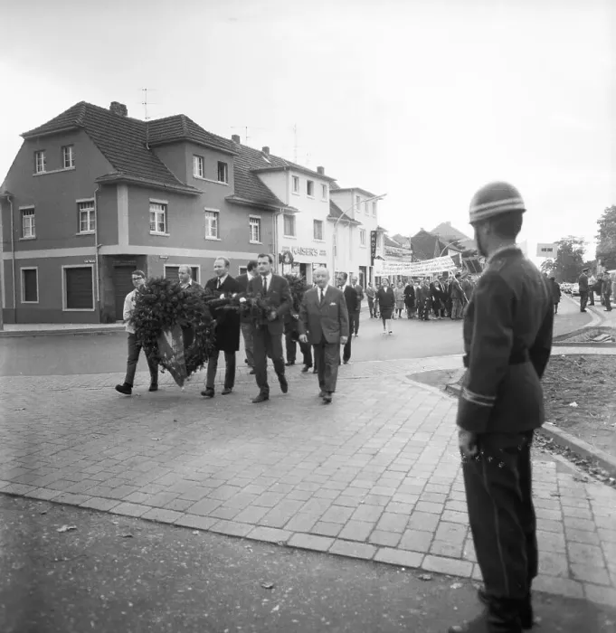 Framed Print : The shooting of Cologne sailors Max Reichspietsch