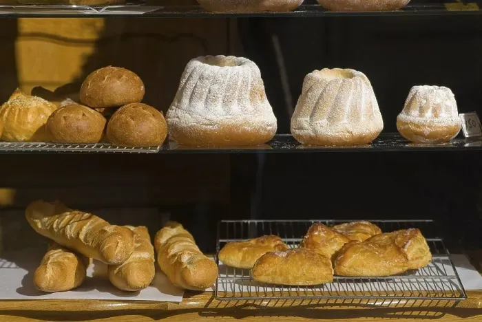 Framed Print : Shop window of a bakery with Gugelhupf Framed Print : Shop window of a bakery with Gugelhupf