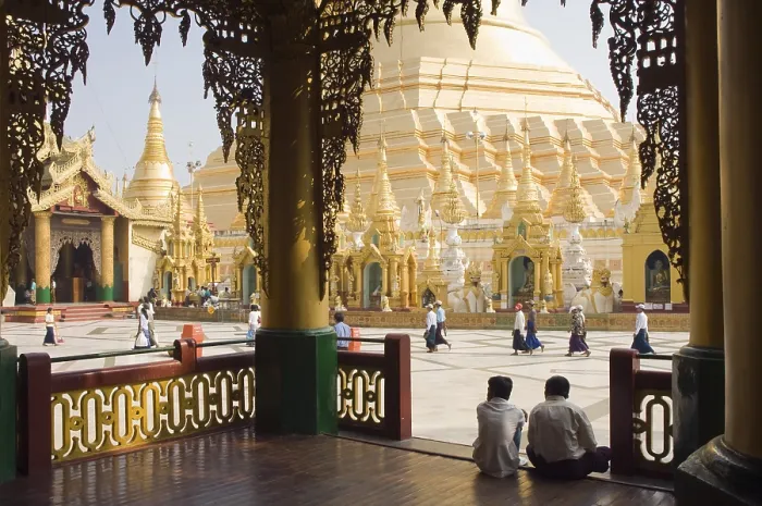 Framed Print : Shwedagon Pagoda, Buddhist temple