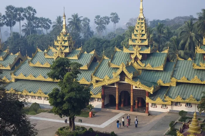 Framed Print : Shwedagon Pagoda, Buddhist temple