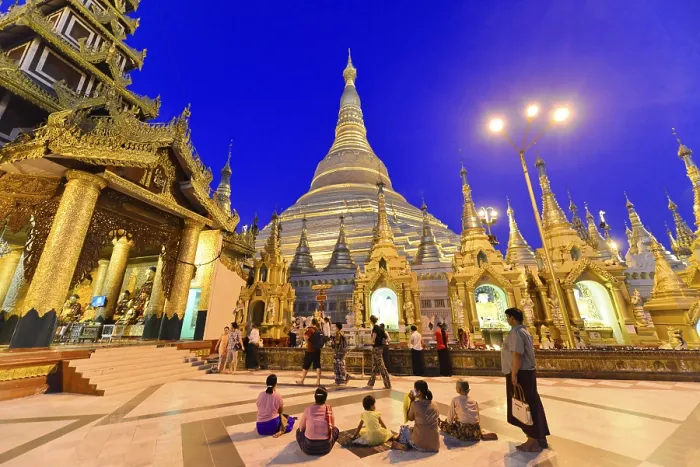 Framed Print : Shwedagon Pagoda, Yangon, Myanmar Framed Print : Shwedagon Pagoda, Yangon, Myanmar