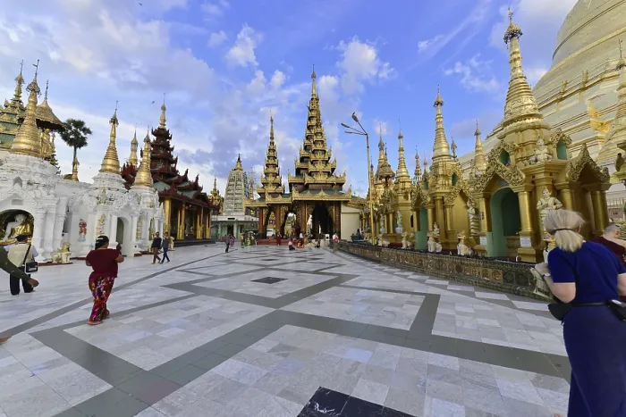 Framed Print : Shwedagon Pagoda, Yangon, Myanmar