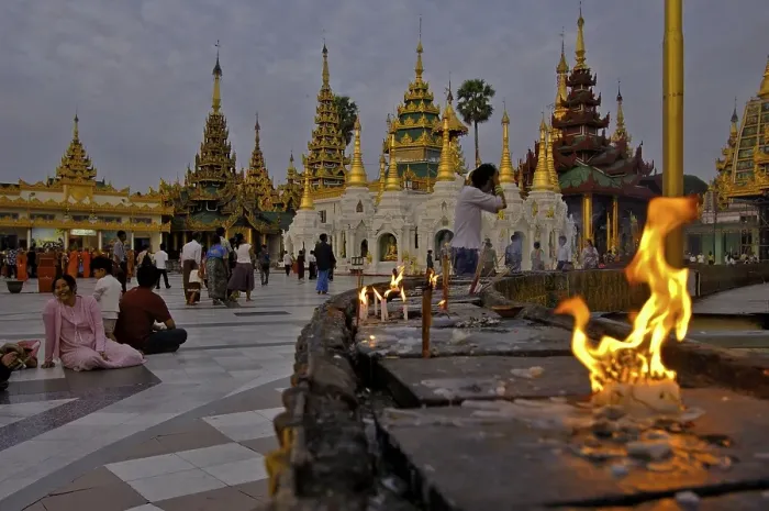 Framed Print : Shwedagon Pagoda, Yangoon, Rangun