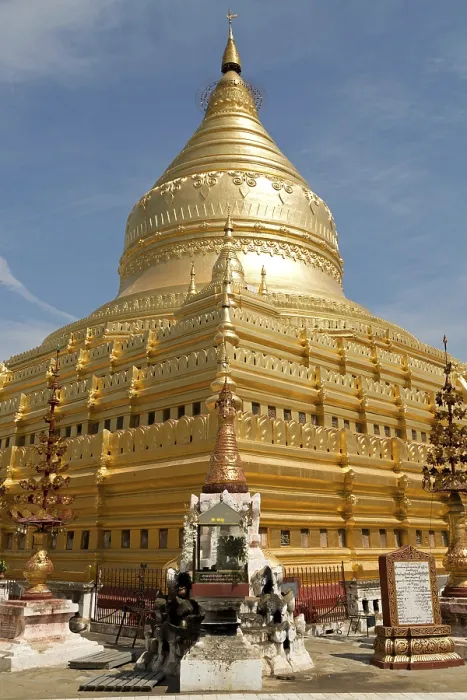 Framed Print : Shwemawdaw Pagode in Bago in Myanmar Framed Print : Shwemawdaw Pagode in Bago in Myanmar