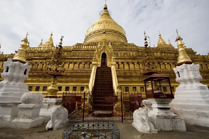 Framed Print : Shwezigon Pagoda, Bagan, Burma Framed Print : Shwezigon Pagoda, Bagan, Burma