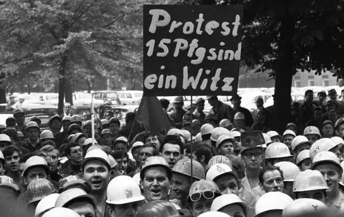 Framed Print : With a siege and temporary occupation of the Hoesch AG headquarters on 11 Framed Print : With a siege and temporary occupation of the Hoesch AG headquarters on 11