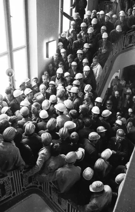 Framed Print : With a siege and temporary occupation of the Hoesch AG headquarters on 11 Framed Print : With a siege and temporary occupation of the Hoesch AG headquarters on 11