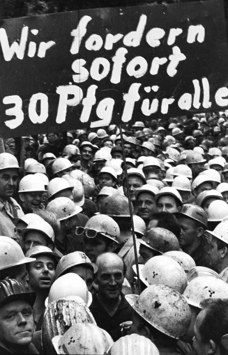 Framed Print : With a siege and temporary occupation of the Hoesch AG headquarters on 11