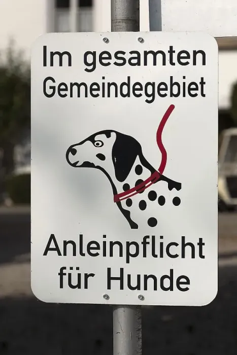 Framed Print : Sign for dogs to be leashed on Fraueninsel Framed Print : Sign for dogs to be leashed on Fraueninsel