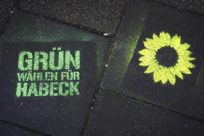 Framed Print : A sign saying GRUN WAHLEN FUR HABECK on a pavement in Frankfurt am Main advertises Robert Habeck