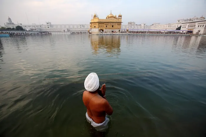 Framed Print : Sikh offering his prayers to Harmandir Sahib or Darbar Sahib or Golden temple