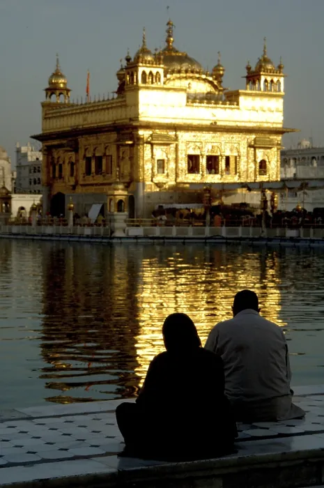 Framed Print : Sikh sitting on the marble steps of Amrit sarovar the lake of nectar