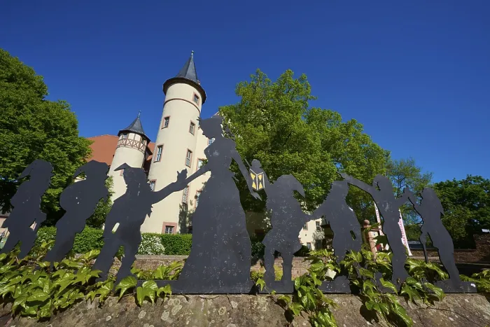 Framed Print : Silhouettes of Snow White and the Seven Dwarfs in front of a castle with round towers