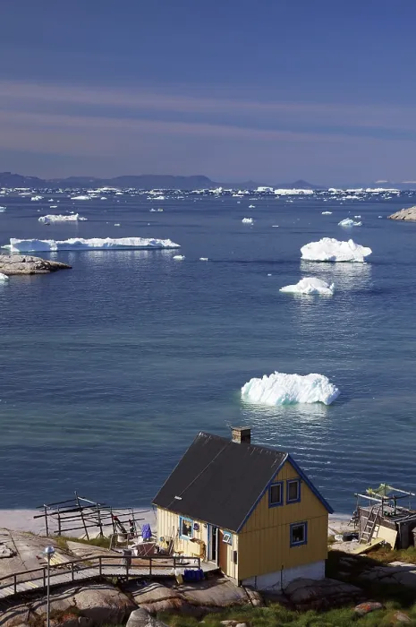 Framed Print : Simple house in front of a bay covered with icebergs