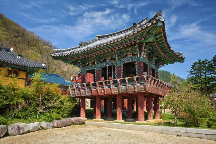 Framed Print : Sinheungsa Buddhist temple in Seoraksan National Park Framed Print : Sinheungsa Buddhist temple in Seoraksan National Park