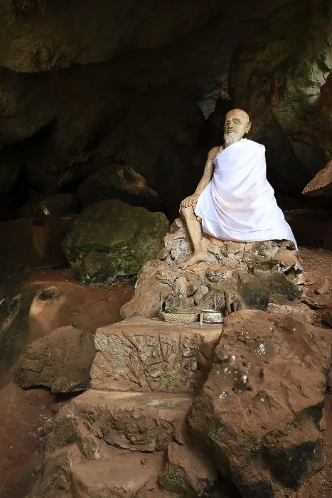 Framed Print : Sitting statue of a monk, cave temple Wat Tham Suwan Khuha
