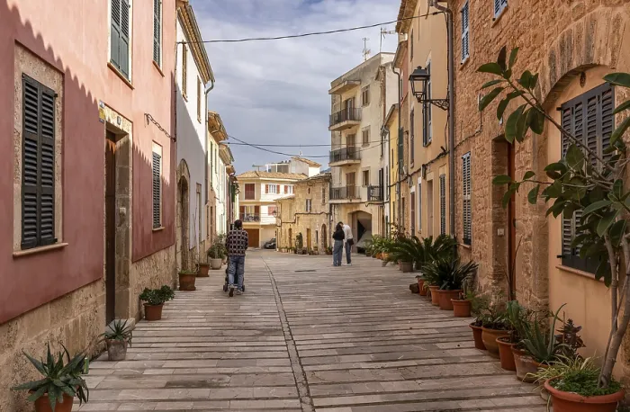 Framed Print : Small alleyways in the historic old town of Alcudia