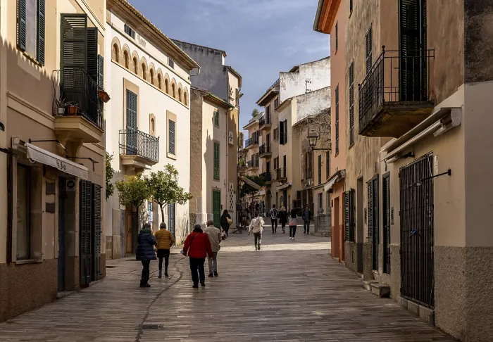 Framed Print : Small alleyways in the historic old town of Alcudia Framed Print : Small alleyways in the historic old town of Alcudia