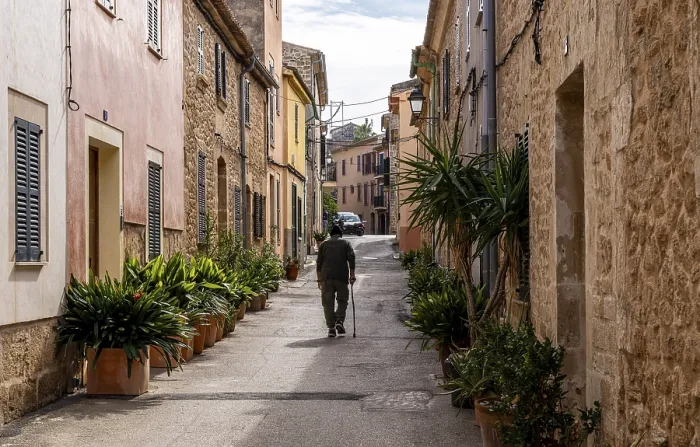 Framed Print : Small alleyways in the historic old town of Alcudia