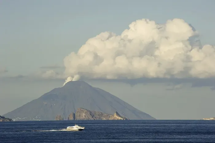 Framed Print : Smoke and clouds above the Stromboli Vulcano Framed Print : Smoke and clouds above the Stromboli Vulcano