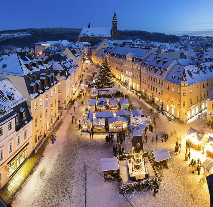 Framed Print : The snow-covered Christmas market with St Wolfgang's church seen from the town hall tower