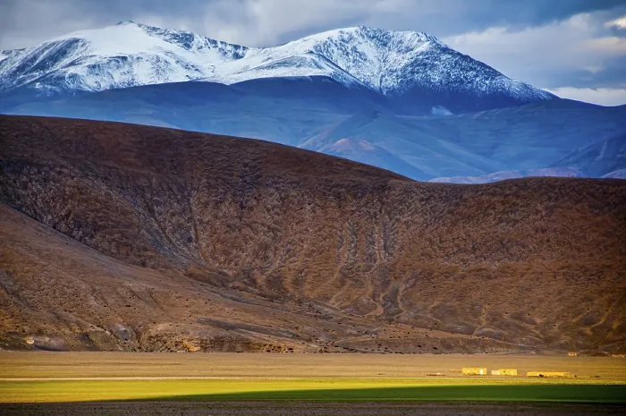 Framed Print : Snow covered mountains along the road from Ali and Gerze