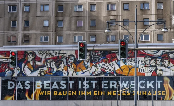 Framed Print : Socialist Realism, Kunst am Pressehaus am Alexanderplatz