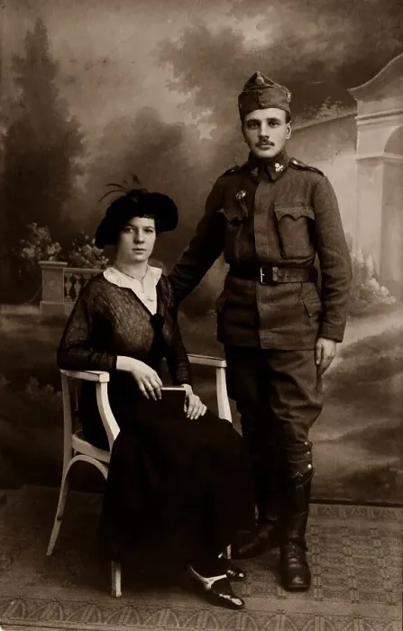 Framed Print : Soldier with his wife, historic photo circa 1917