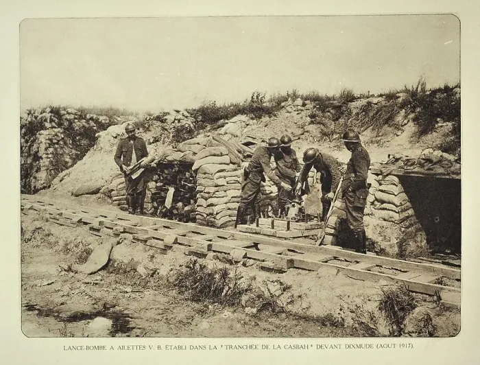 Framed Print : Soldiers loading trench mortar with bomb at Diksmuide in Flanders during the First World War