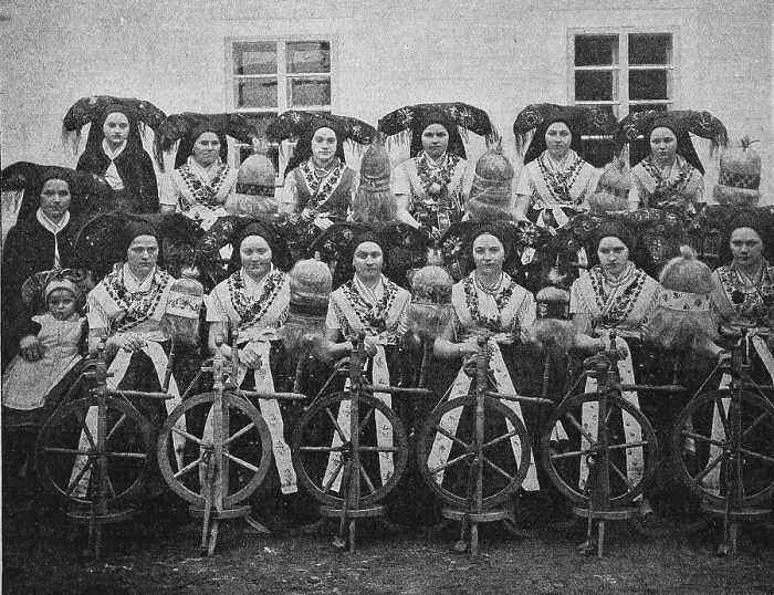 Framed Print : A Spinning Room Society in the Spreewald