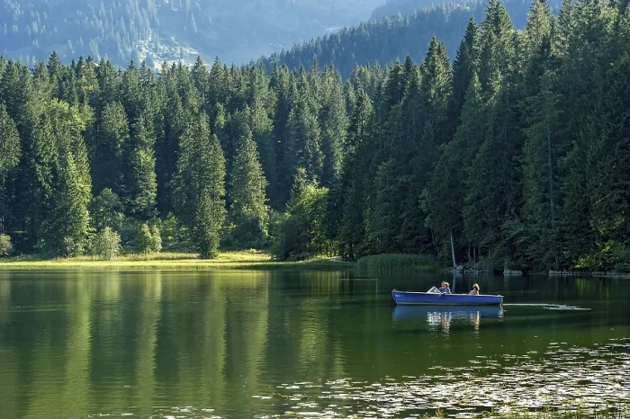 Framed Print : Spitzingsee, family excursion in an electric boat on the mountain lake