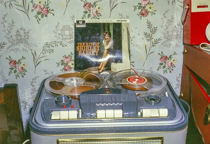 Framed Print : Spulentonbandgeraet mit Shirley Bassey LP-Schallplatte, UK 1963