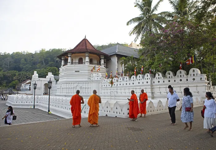 Framed Print : Sri Lankans and monks at the Buddhist Temple of the Tooth or Sri Dalada Maligawa
