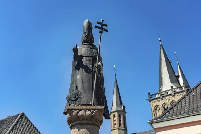 Framed Print : St Norbert in front of St Victor's Church on the market square in Xanten