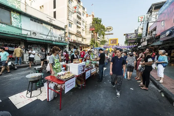 Framed Print : Stalls and tourists in Khao San Road