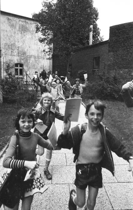 Framed Print : The start of the big holidays and the report cards thrill children at the primary school on 24