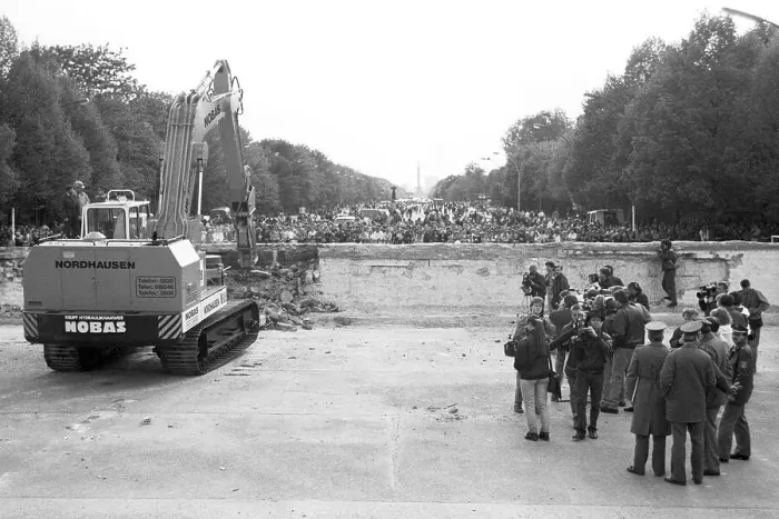 Framed Print : The start of the demolition of the Berlin Wall at the Brandenburg Gate