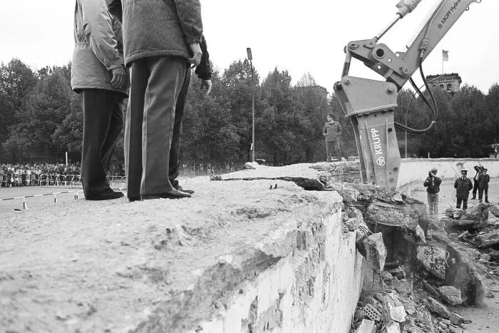 Framed Print : The start of the demolition of the Berlin Wall at the Brandenburg Gate Framed Print : The start of the demolition of the Berlin Wall at the Brandenburg Gate