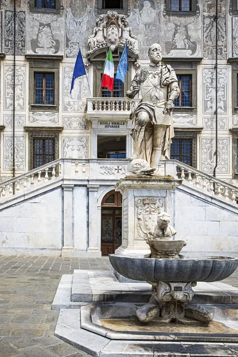 Framed Print : Statue of Cosimo de Medici in front of the Scuola Normale Superior