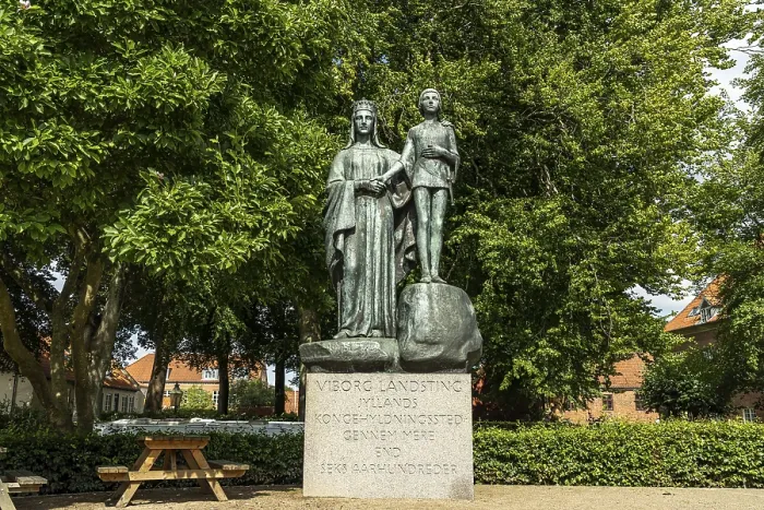 Framed Print : Statue of Queen Margrethe I and Erik of Pomerania Framed Print : Statue of Queen Margrethe I and Erik of Pomerania